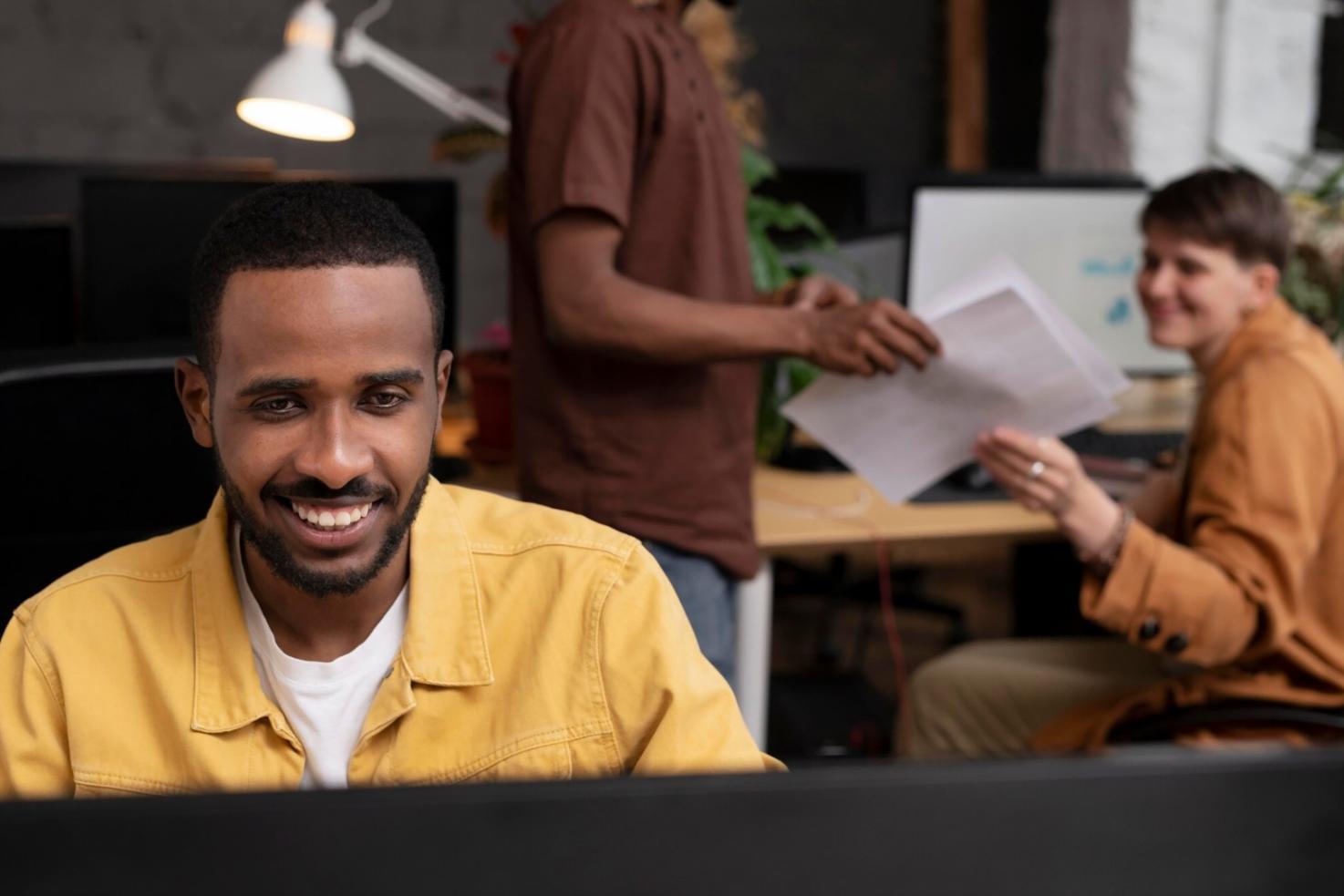 Modernes Büro mit Finanzunterlagen und Laptop auf einem Schreibtisch