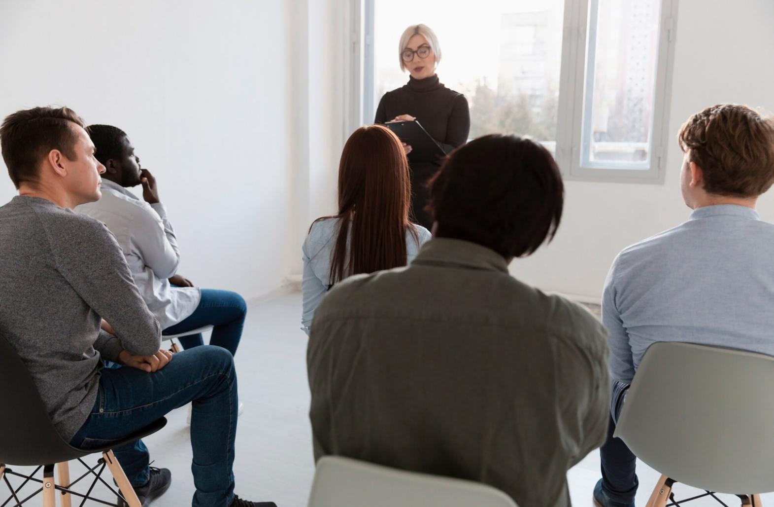 Professionelle Beratungssituation mit Dokumenten und Grafiken auf einem Tisch